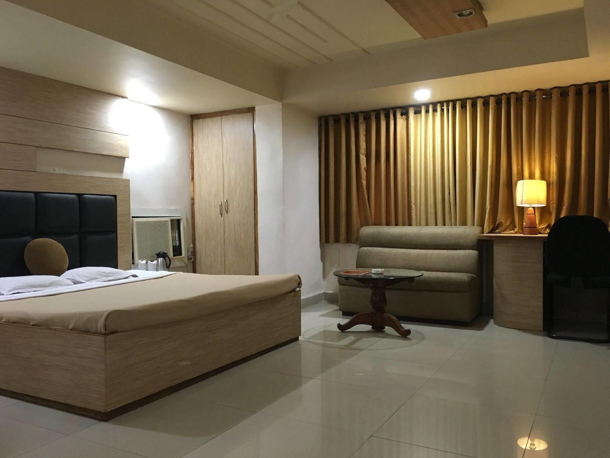 โรงแรม แกรนด์ อาร์จัน Raipur  ภายนอก รูปภาพ